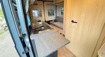 Hochgeklappt Arbeitsfläche am Kuechenblock des Sunlight Campervans Cliff 540 V Vanlife