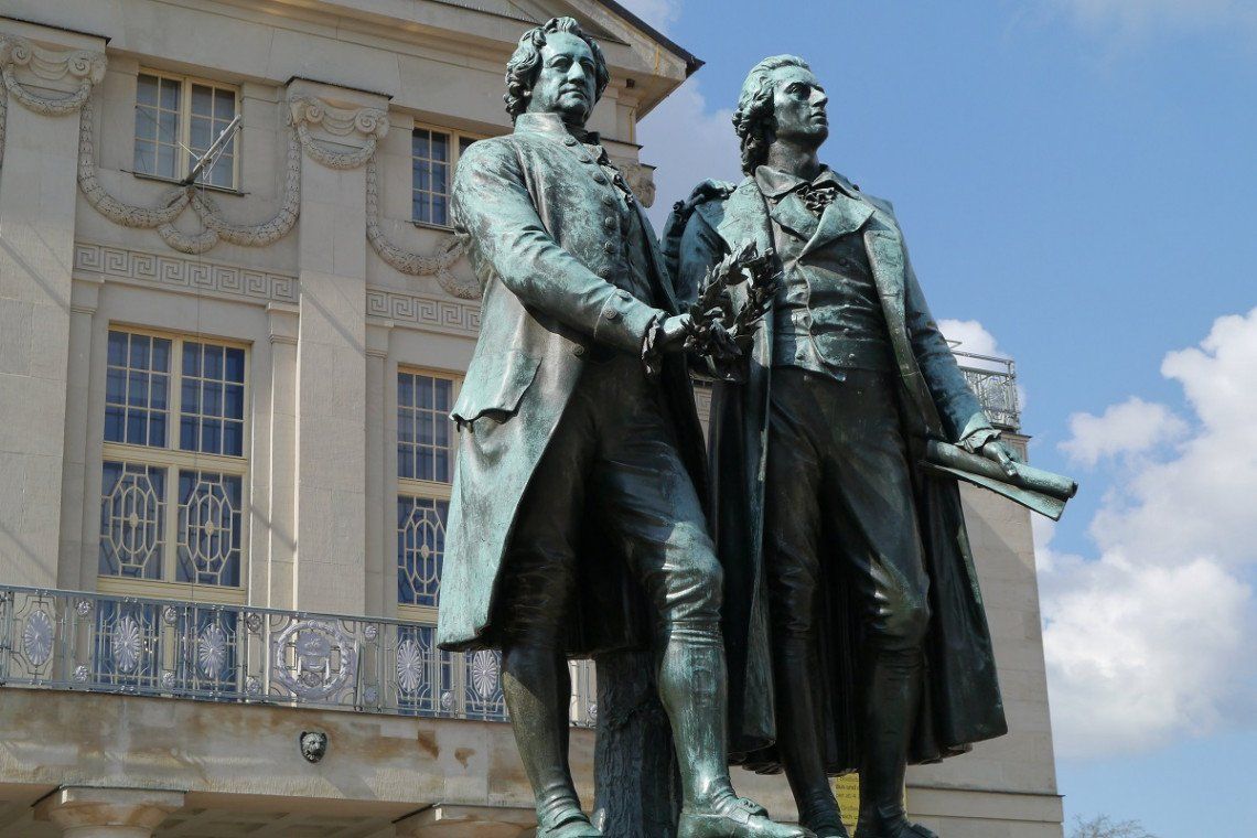 Goethe und Schiller Denkmal auf dem Theaterplatz in Weimar