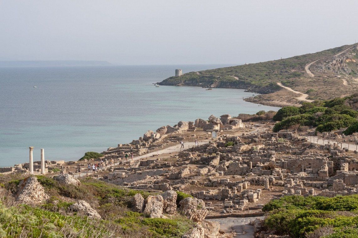 Blick auf das weitläufige Gelände der Ruinenstadt Tharros, Sardinien