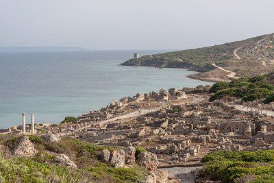 Uitzicht op het uitgestrekte terrein van de verwoeste stad Tharros, Sardinië