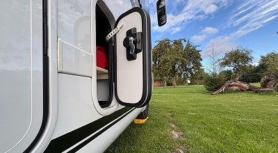 Stauraum direkt neben der Eingangstuer beim Laika Wohnmobil Ecovip H 2109   