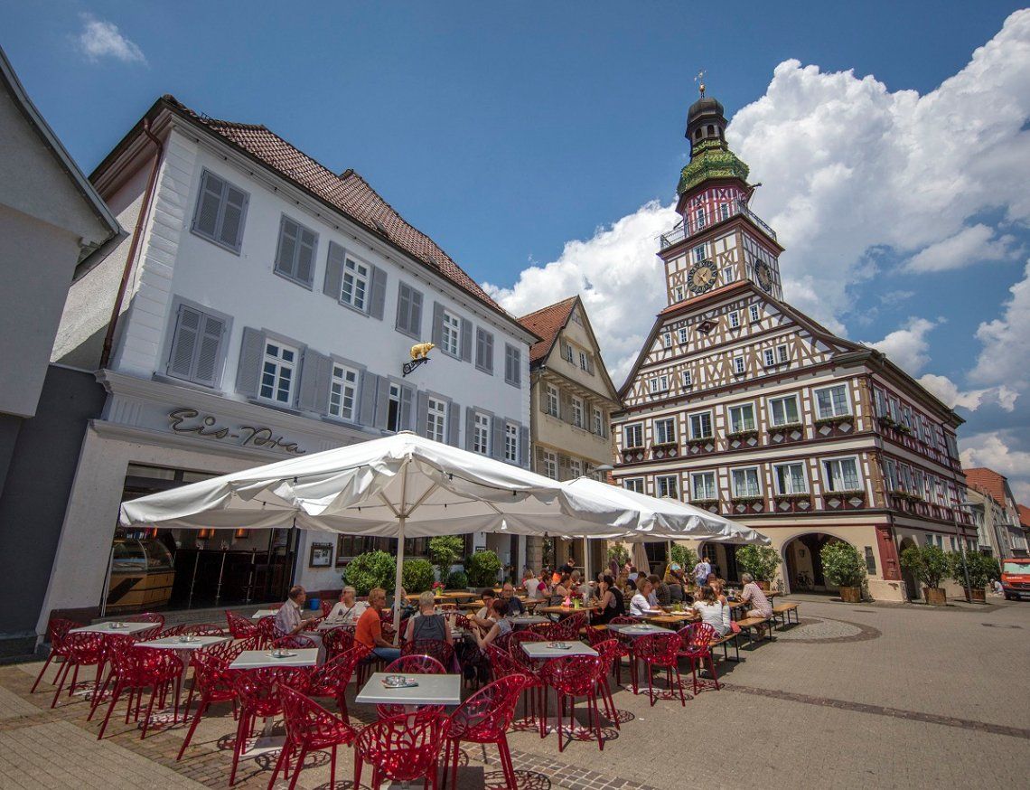 Blick auf das Fachwerk-Rathaus von Kirchheim unter Teck