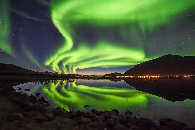 Nordlicht in Wirbeln ueber Vesteralen