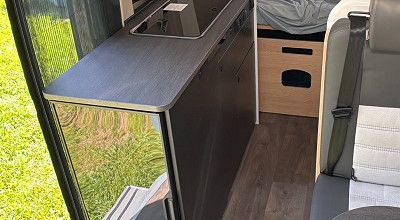 Kuehlschrank und Arbeitsflaeche im Kuechenblock des Sunlight Campervans Cliff X 600
