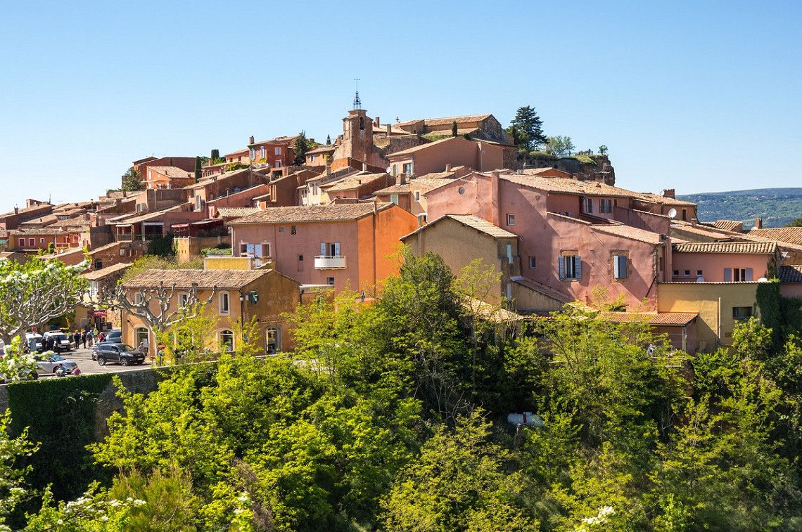 Rote Häuser von Roussillon in der Provence