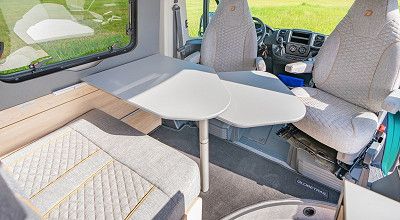 Wohnbereich mit Tischerweiterung im Dethleffs Campervan Globetrail 75k Iconic Edition