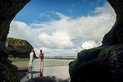 Badende Menschen beim Thrupenny Outdoor Pool bei Bundoran, Irland 