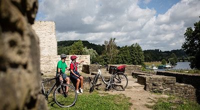 Radfahrer bei der Burgruine Hardenstein