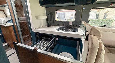 Geoeffnete Schubladen und Oberschrank im Kuechenblock des Laika Reisemobils Kreos L 5009 MB