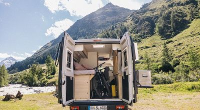 Sunlight Campervan Cliff Adventure 602 mit Fahrrad im offenen Heckbereich