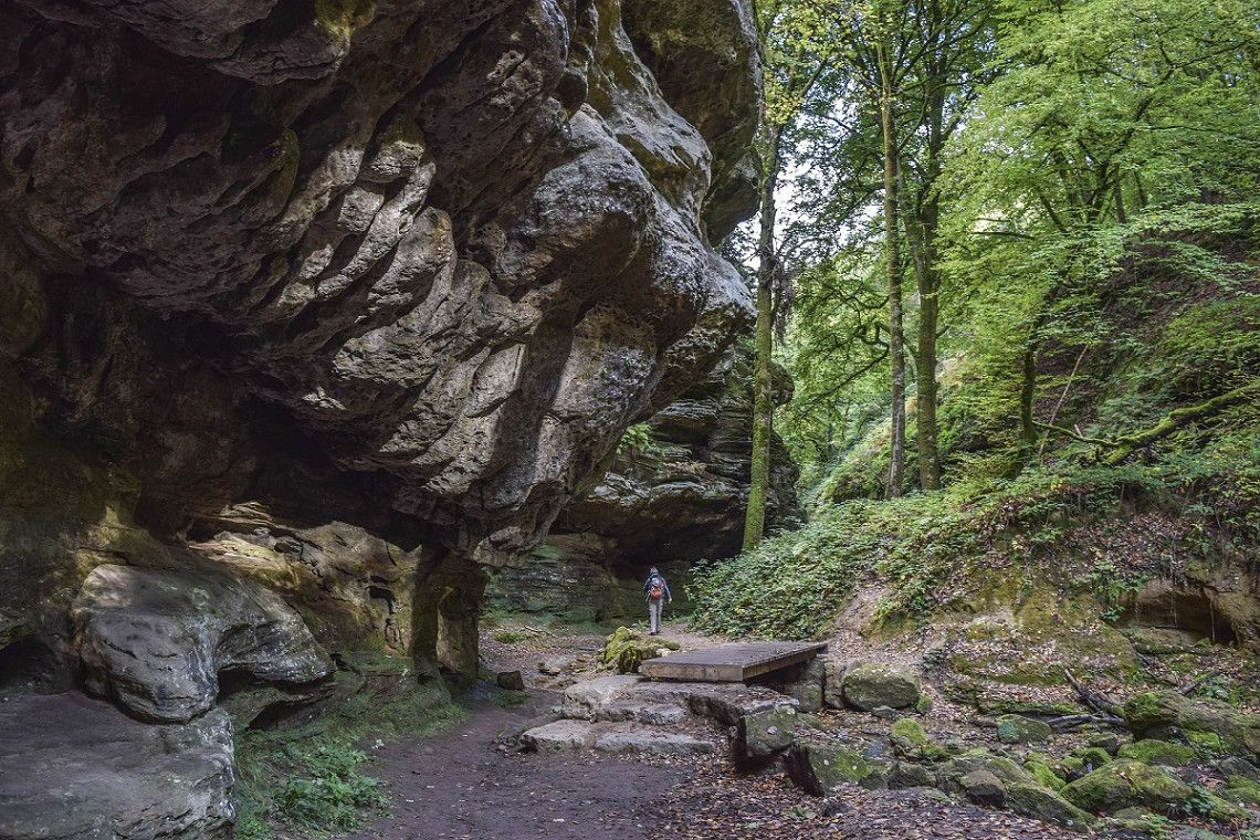 Felsen und Wanderweg im Muellerthal in Luxemburg