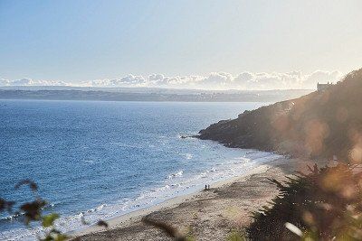 Einsamer Strand bei Saint Ives in Cornwall 