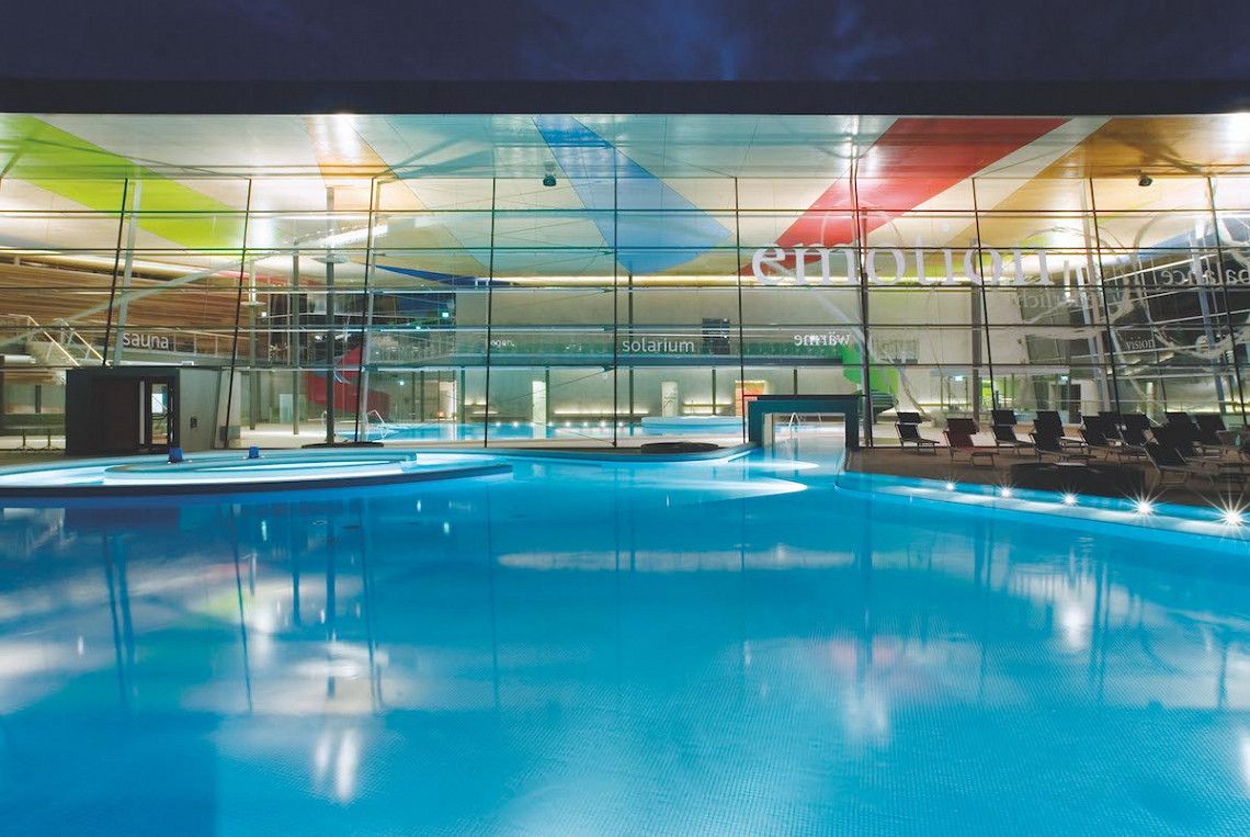 Aussenbereich Bodensee-Therme Konstanz am Abend