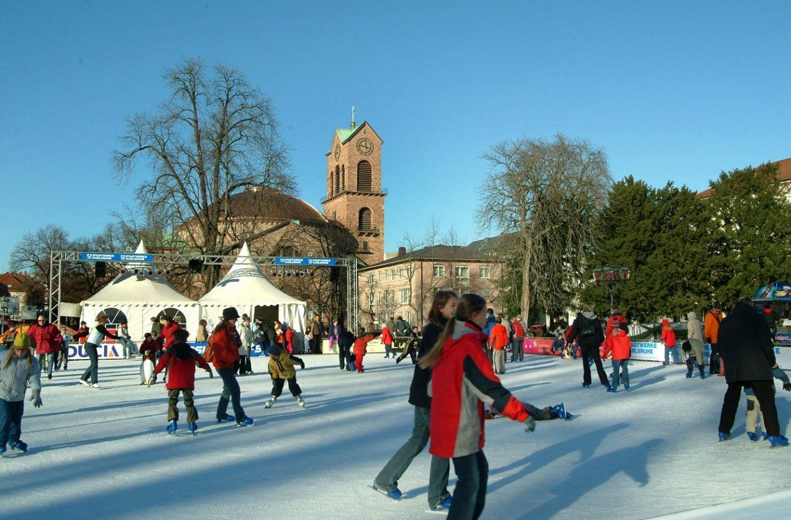 Eisfläche auf dem Schlossplatz Karlsruhe