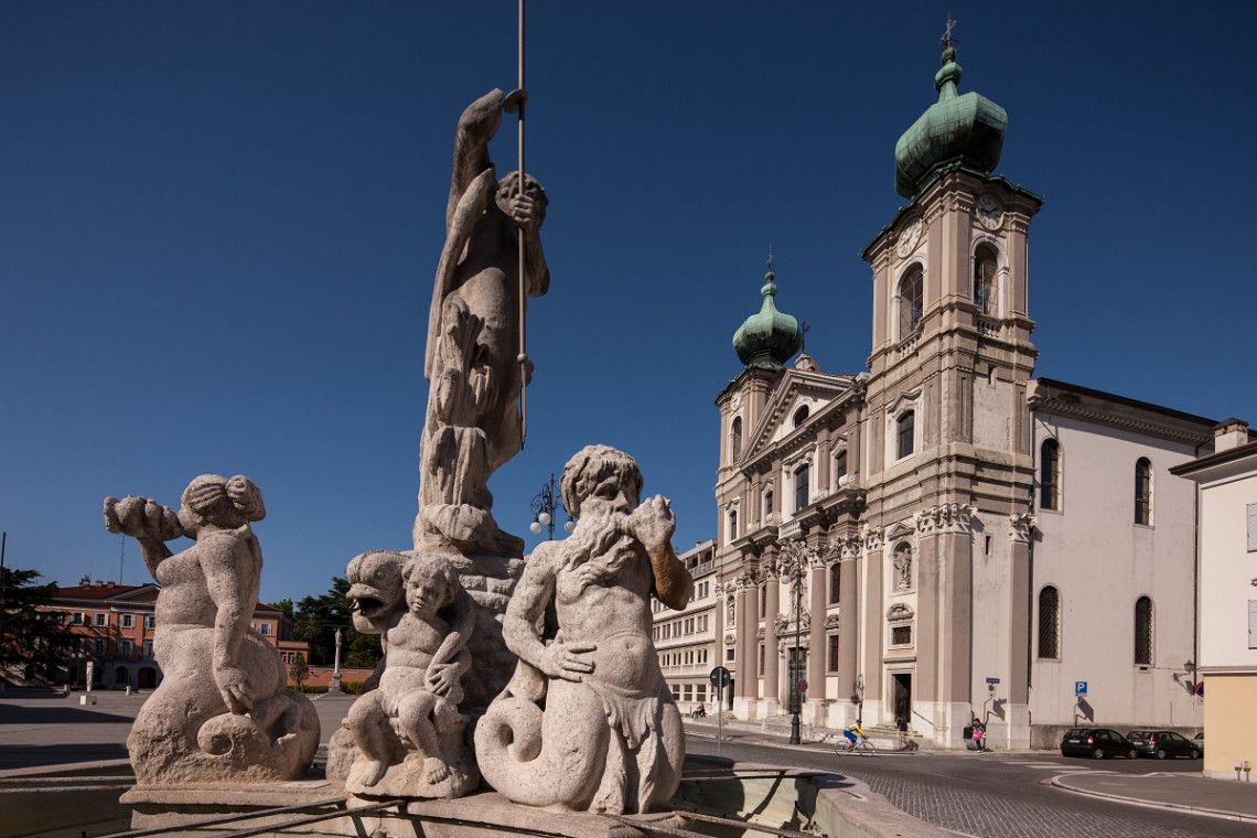 Barockbrunnen und Barockkirche an der Piazza della Vittoria in Gorizia