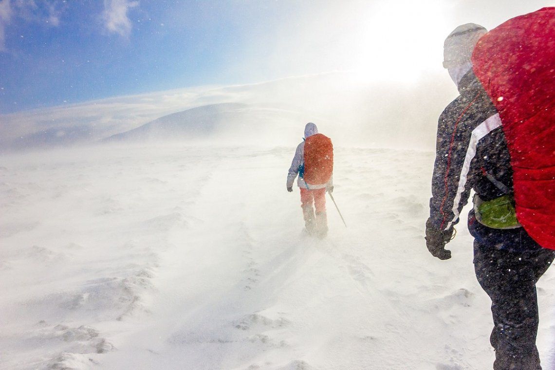 Wanderer bei Schneesturm in den Bergen