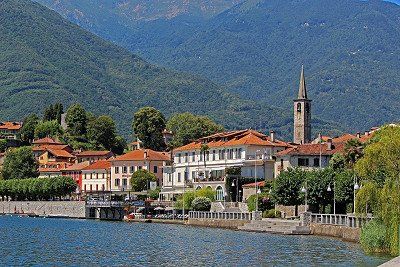 Blick auf Mergozzo am Ufer des Mergozzo See 