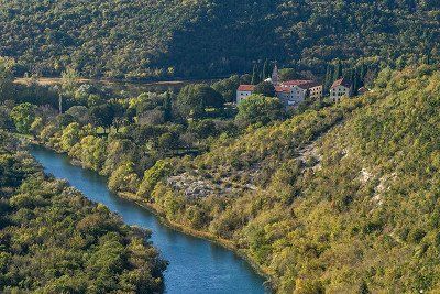 Krka Kloster am Ufer des Flusses Krka