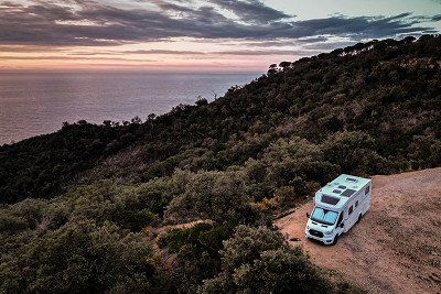 Dethleffs Wohnmobil Just Go an der Mittelmeerküste in Spanien bei Sonnenuntergang