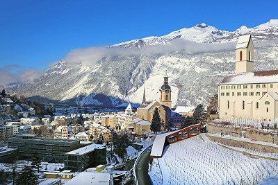 Chur umgeben von Bergen im Winter