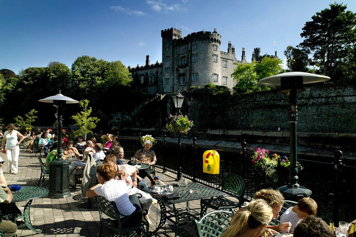 Caféleben am Fluss vor dem Kilkenny Castle