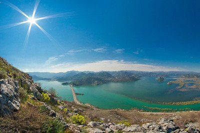 Blick von oben auf den Skadar See in Montenegro