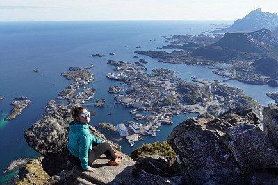 Blick von oben auf die Stadt Svolvaer