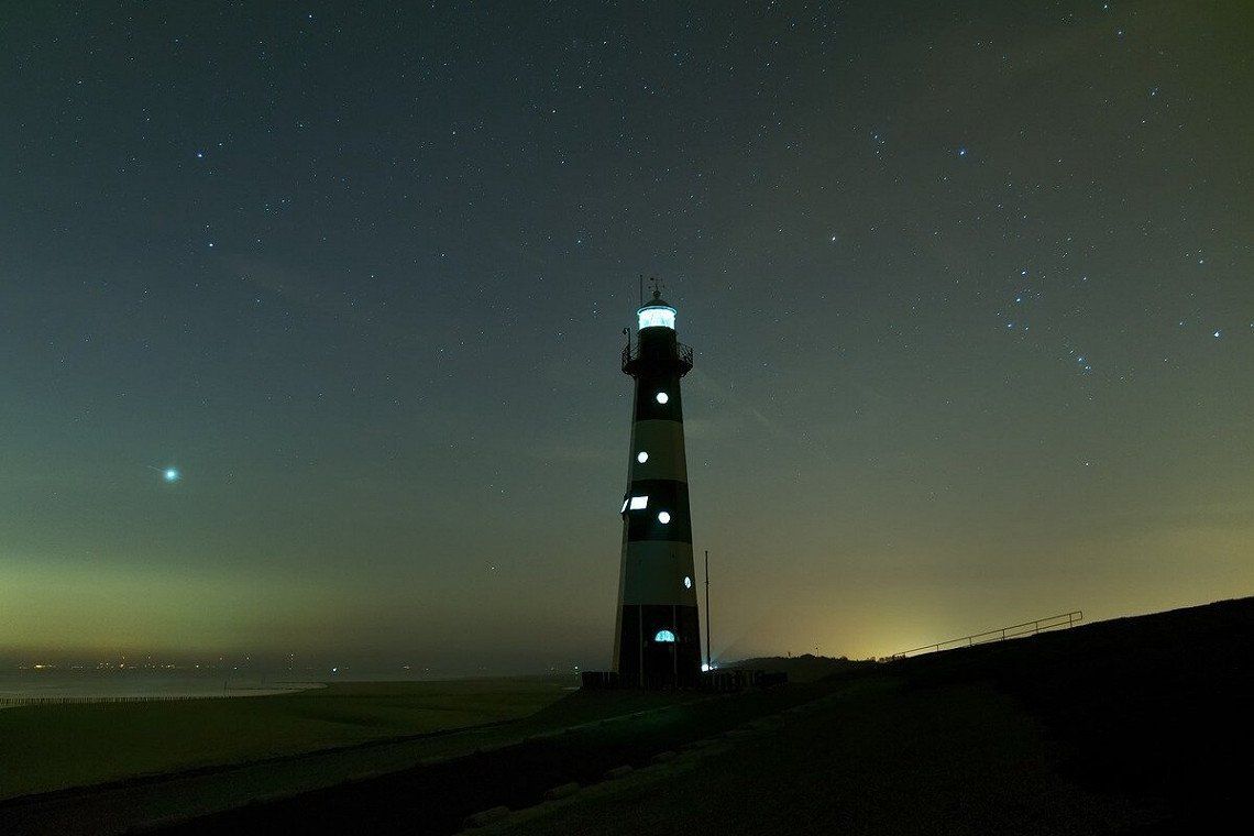 Leuchtturm an der Nordsee mit Sternenhimmel