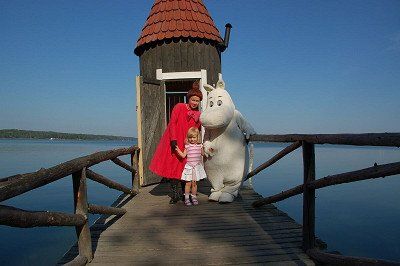 Mumin-Darsteller mit Kind im Mumin-Themenpark 