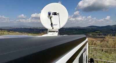 Aufgestellte Sat-Anlage auf dem Laika Wohnmobil Kreos L 5009 MB