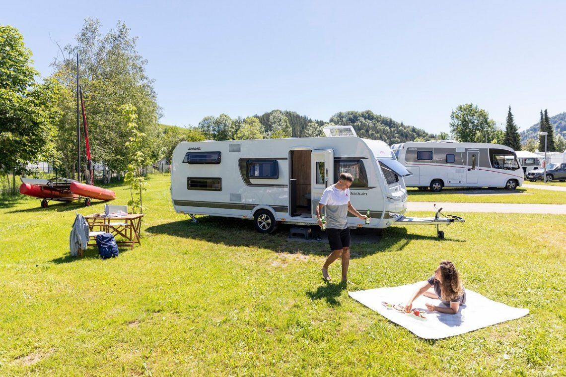 Dethleffs Wohnwagen auf großer Campingplatzparzelle