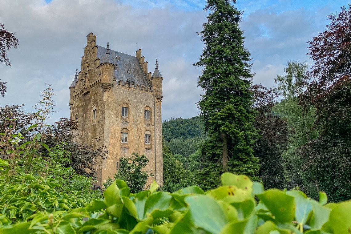 Burg Schoenfels in Luxemburg umgeben von Gruen