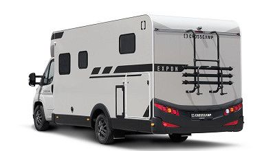 Crosscamp Wohnmobil seitlich von hinten gesehen