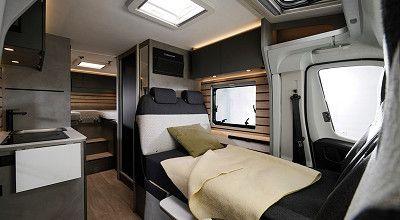 zum Bett umgebaute Sitzgruppe im Crosscamp Wohnmobil EXPDN Van