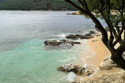 Strandabschnitt mit Sand bei Rabac, Istrien