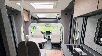 Innenbereich mit 2 Panoramadachfenstern im Dethleffs Wohnmobil globebus Performance