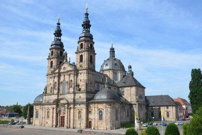 Frontalansicht des Barockdoms in Fulda