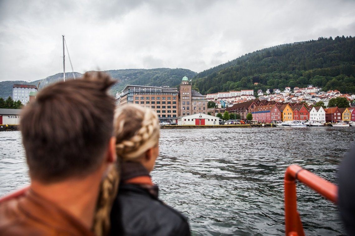 Blick auf die norwegische Stadt Bergen vom Schiff aus
