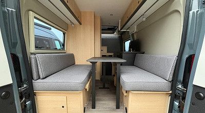 Laengssitzgruppe im Heck des Sunlight Campervans Cliff 540 V Vanlife