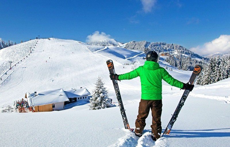 Skifahrer im Tiefschnee im Alpbachtal