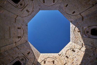 achteckiger Innenhof des Castel del Monte in Apulien