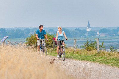 Fahrradfahrer auf dem Deich von Amrum an der Ostküste