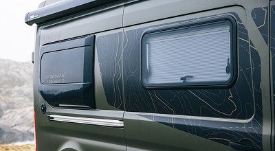 Rahmenfenster und Schlaferweiterung beim Sunlight Campervan Cliff 4x4 Greentrek von aussen