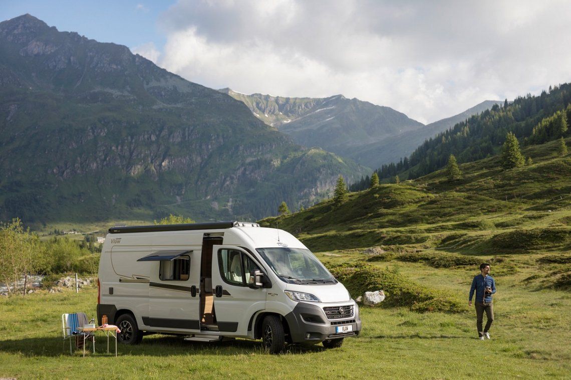 Carado Campervan in den Bergen umgeben von Natur 