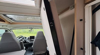 Easy-Fold-Bett im Sunlight Wohnmobil V 67 S beim Herunterklappen