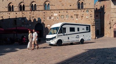 Laika Wohnmobil Ecovip von aussen in italienischer Stadt 