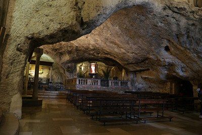 Blick ins Innere der Grottenklirche in Monte Sant' Angelo