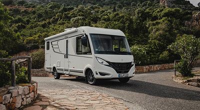 Hymer Wohnmobil B-MC I 680 von aussen vorne auf Strasse in Sardinien