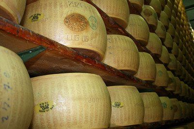 Parmigiano-Reggiano im Reiferegal