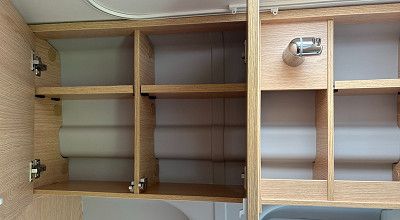 Oberschrank und Regal im Bad des Sunlight Campervans Cliff 4x4 Greentrek